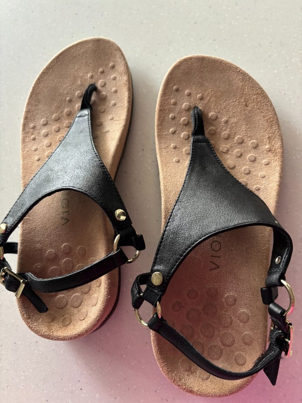 Vionic Kirra Black Leather Thong Sandal - 7 1/2W